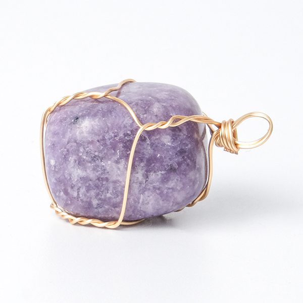 Fil de cuivre en pierre suspendue lilas enveloppé